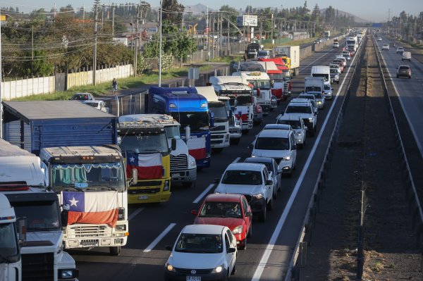 Camioneros inician paro indefinido.