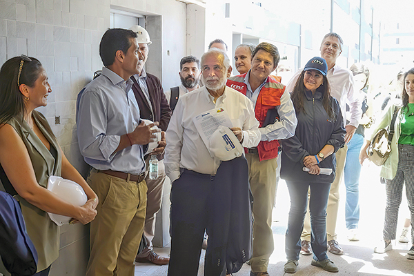 El ministro de Vivienda (al centro) Carlos Montes, anunció proyectos del Programa de Integración 2022.