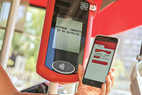 Alza de tarifas de Transbank complica el ecosistema de pagos de transporte público y abre nuevo flanco legal