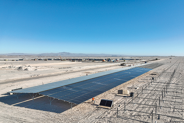 Construcción de la planta fotovoltaica CEME 1, de Generadora Metropolitana, en María Elena, Antofagasta.