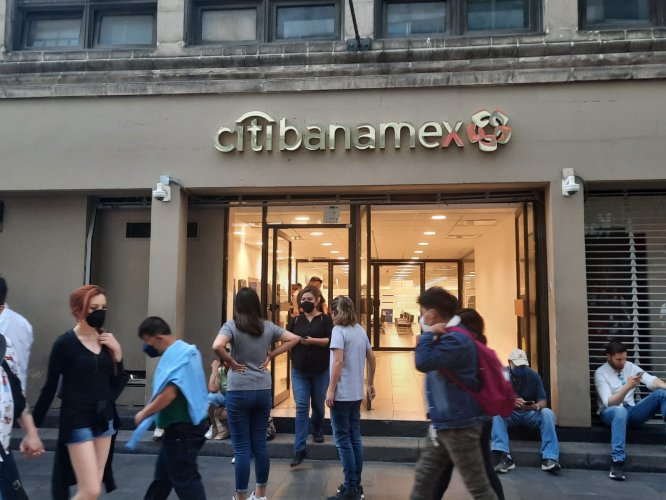 Carlos Slim se retira de puja por Citibanamex tras mutuo acuerdo y deja en carrera a dos firmas
