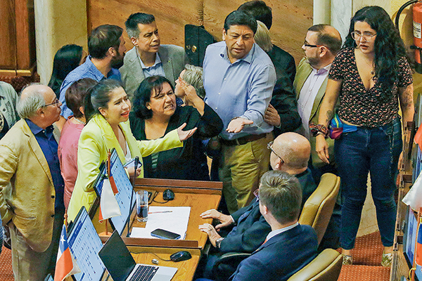 Empujones, encontrones, hasta golpes ha habido en la Cámara Baja, donde es más complejo ordenar a los diputados. Todos acusan a su contraparte de falta de voluntad política para llegar a acuerdos y nadie se abre al diálogo. En el Senado no llegan a estos enfrentamientos, pero los diálogos son cada vez más duros, tanto entre los senadores como hacia el Gobierno. Foto: Agencia UNO