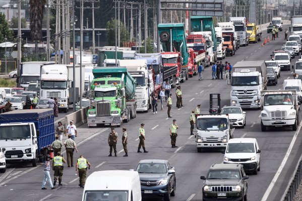 Por cuarto día consecutivo, continúa el paro de camioneros en distintos puntos de las carreteras de Chile.
