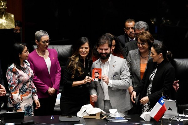 Compra de libros, la confusión China-Chile y el momento de Karamanos: lo que no se vio de la visita de Boric a México