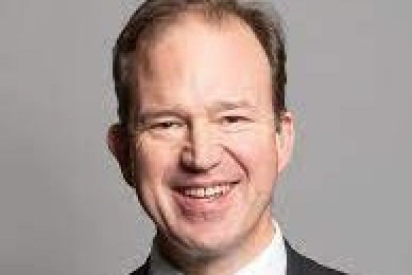 Su viaje a Torres del Paine, la charla en el CEP y el debate sobre el crecimiento: la trastienda de la reservada visita de Jesse Norman a Chile