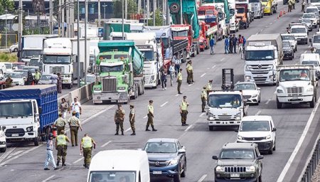 Transportistas de Chile se paralizan y analistas advierten Impacto en actividad, exportaciones y precios