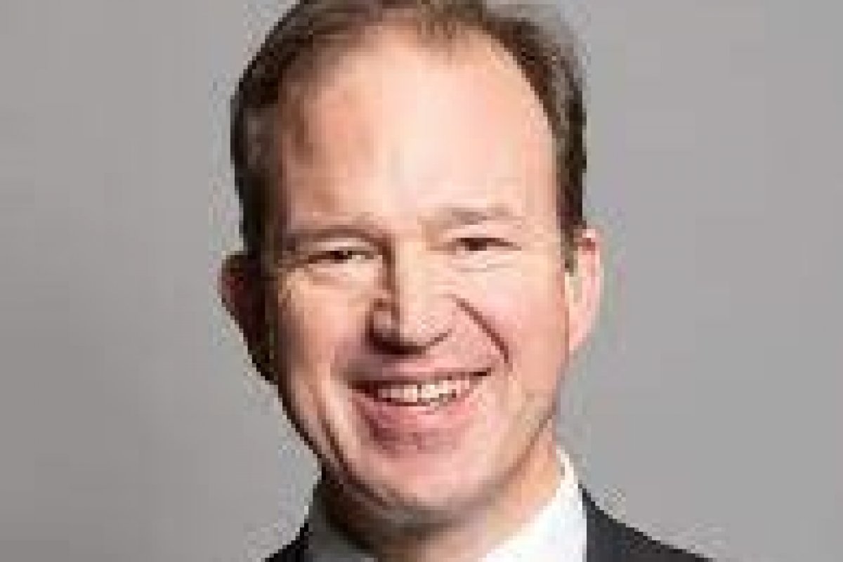 <p>Su viaje a Torres del Paine, la charla en el CEP y el debate sobre el crecimiento: la trastienda de la reservada visita de Jesse Norman a Chile</p>