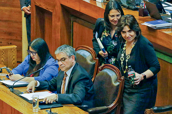 Los ministros Marcel y Uriarte, la directora de Dipres y la subsecretaria de la Segpres siguieron la votación en la Cámara. Foto: Agencia UNO