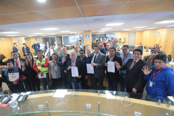 Transportistas de carga pesada en Perú levantan huelga tras acuerdo con el gobierno