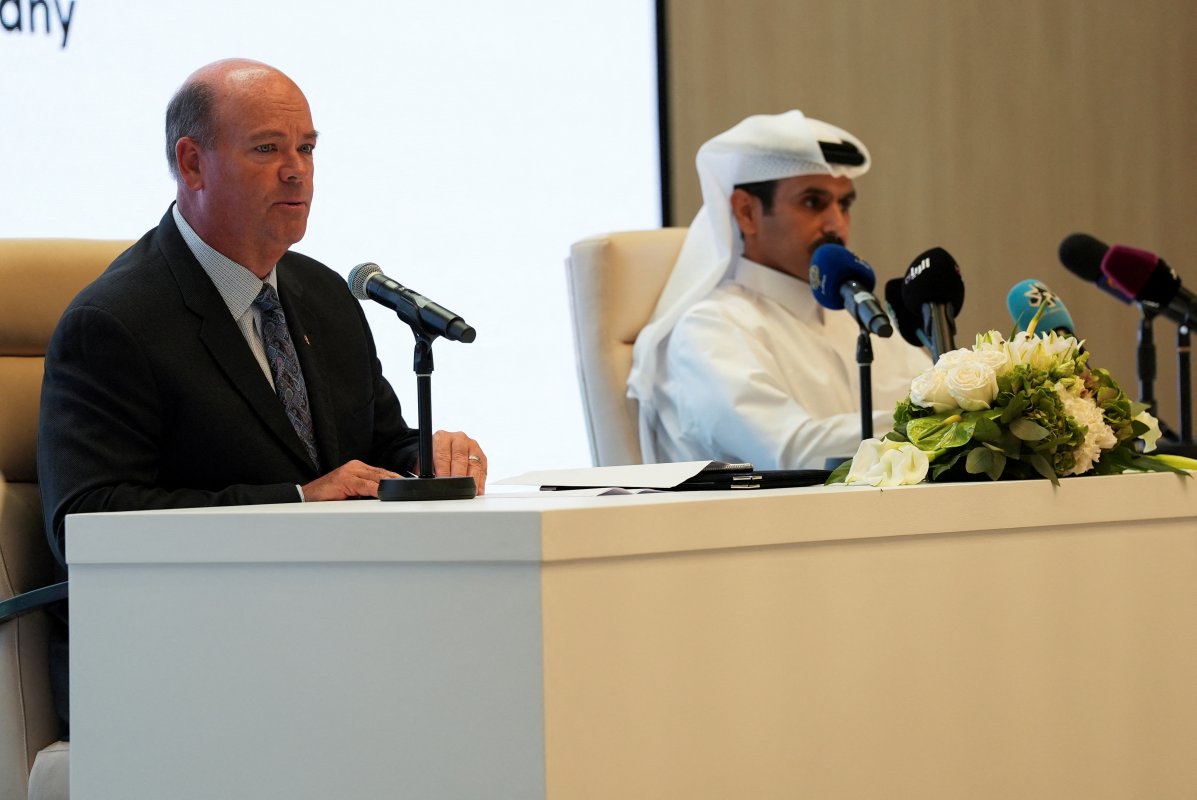 Foto: Reuters / El ministro de energía de Qatar y CEO de Qatar Energy Saad al Kaabi, junto a Ryan Lance, director ejecutivo de ConocoPhillips.