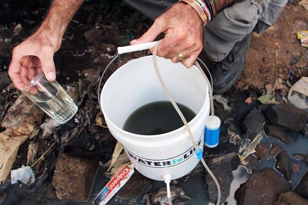 <p>La tecnología de Water is Life está compuesta por un balde de plástico y nanotubos con filtración.</p>