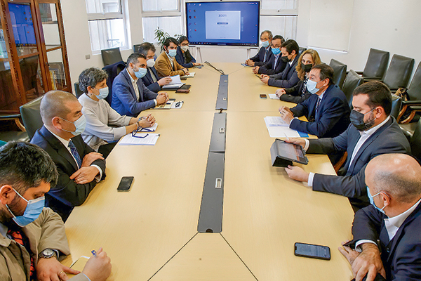 La búsqueda de un camino de solución para la nueva crisis de las isapres se da en el marco de la mesa de trabajo que se ha establecido con el Minsal (en la foto).