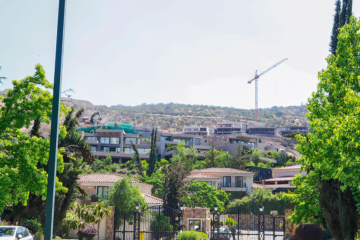 <p>Tribunal Ambiental paraliza parcialmente proyecto de casas en La Dehesa</p>