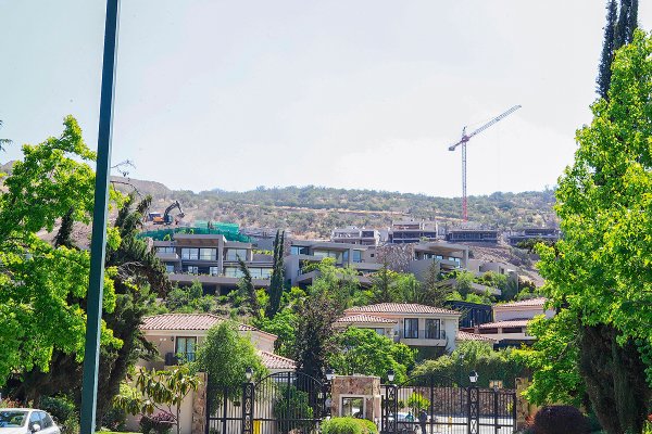 Tribunal Ambiental paraliza parcialmente proyecto de casas en La Dehesa