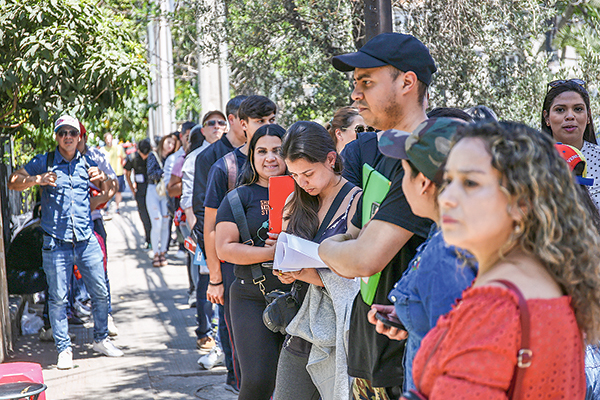 FMI indica que migración venezolana podría tener impactos positivos en el PIB de Chile