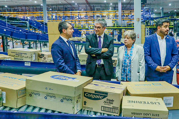 Pablo Hervías, gerente general de Intercarry; el ministro de Hacienda Mario Marcel; la embajadora de México, Alicia Bárcena, y el alcalde de San Bernardo, Christopher White. Foto: Ministerio de hacienda