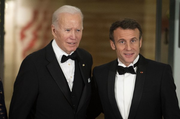El Presidente de Estados Unidos, Joe Biden, junto a su par francés, Emmanuel Macron.