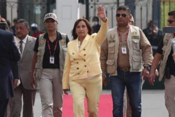 Sin coalición, pero con el beneplácito del Congreso: los desafíos que enfrenta la primera Presidenta de Perú