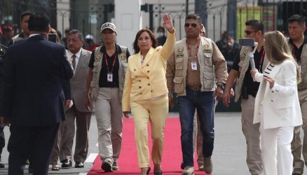 Sin coalición, pero con el beneplácito del Congreso: los desafíos que enfrenta la primera Presidenta de Perú