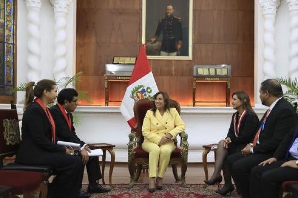 <p>Presidenta de Perú estima que "a más tardar" este sábado designará al jefe de Gabinete y evaluaría adelanto de elecciones</p>