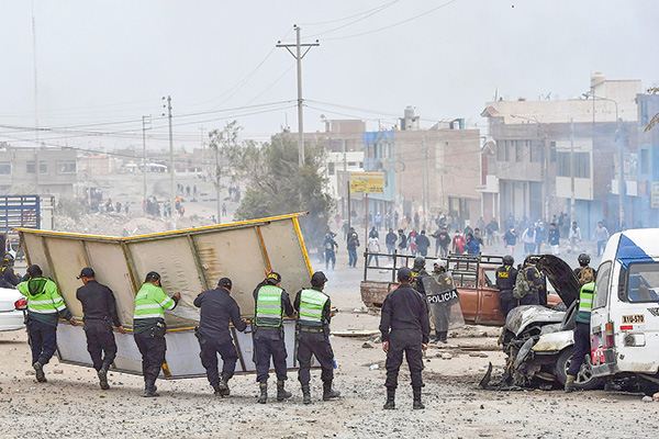 Se intensifican protestas en Perú pese a llamado a elecciones