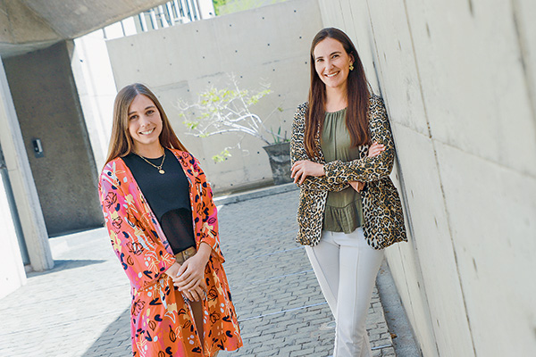 <p>La client relationship manager de Singular, Loreto Tavolari (izquierda) y la gerenta de distribución, Catalina Loayza. Foto: Julio Castro</p>