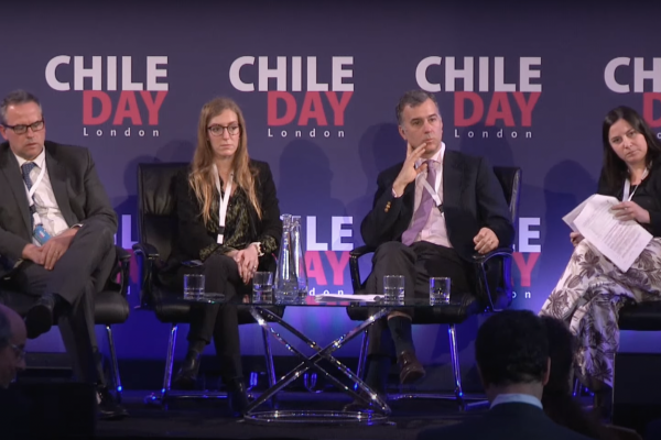 <p>De izquierda a derecha, el vicepresidente de la CMF, Kevin Cowan; la portfolio manager y head of Equity Research de LarrainVial Asset Management, Camila Guzmán; el gerente general de LarrainVial Asset Management, Ladislao Larraín; la gerenta de la División de Política Financiera del Banco Central, Rosario Celedón.</p>
