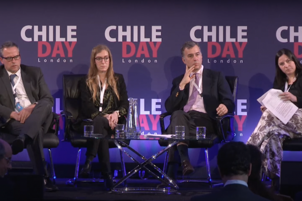 De izquierda a derecha, el vicepresidente de la CMF, Kevin Cowan; la portfolio manager y head of Equity Research de LarrainVial Asset Management, Camila Guzmán; el gerente general de LarrainVial Asset Management, Ladislao Larraín; la gerenta de la División de Política Financiera del Banco Central, Rosario Celedón.