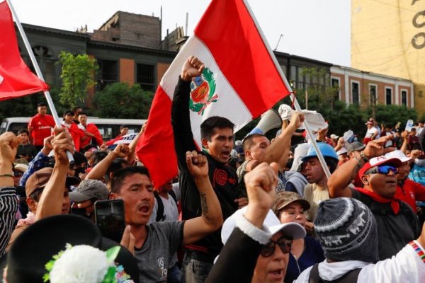 <p>Perú: pobladores bloquean vía a Las Bambas y otros manifestantes se toman el aeropuerto de Arequipa</p>