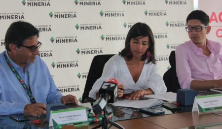 Colombia firma acuerdo para crear empresa minera nacional con activos incautados a criminales