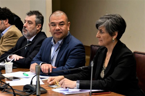 La ministra de Salud, Ximena Aguilera; el superintendente de Salud, Victor Torres, y el director de Fonasa Camilo Cid, asistieron a la Comisión de Salud del Senado.