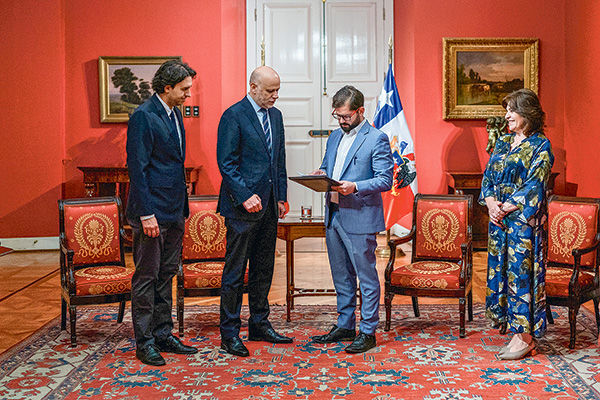 El Presidente Boric recibió ayer de manos de los presidentes de la Cámara y del Senado, Vlado Mirosevic y Alvaro Elizalde, el texto acordado. Foto: Presidencia