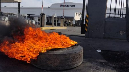 Se reactiva conflicto en el sector automotriz de Argentina: Trabajadores de Bridgestone se van a paro por despidos