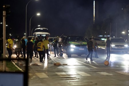 Lula busca reducir el papel de las Fuerzas Armadas en la política brasileña y desata protestas