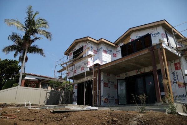 Se enfría mercado inmobiliario en EEUU: permisos de construcción se desploman por altos costos de endeudamiento