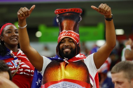 Budweiser cumple promesa y regala cerveza a Argentina