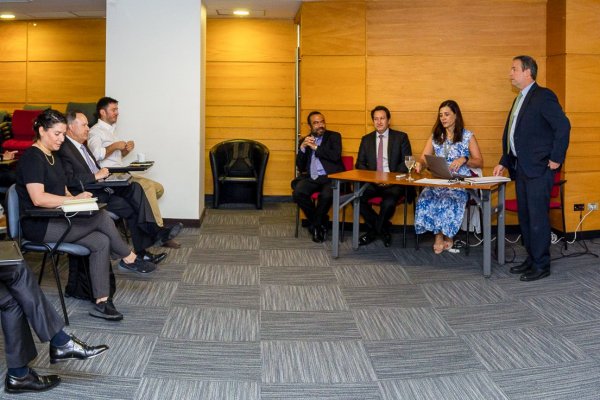 <p>El Consejo de la Comisión para el Mercado Financiero junto a representantes de la industria financiera. </p>