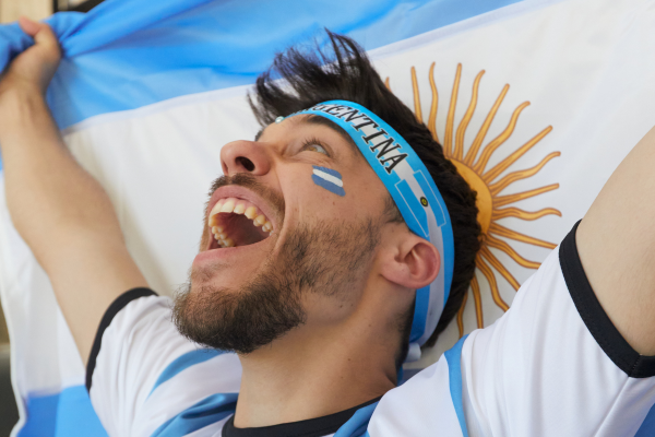 En medio de resaca por celebraciones del Mundial, economía argentina se contrae por segundo mes consecutivo