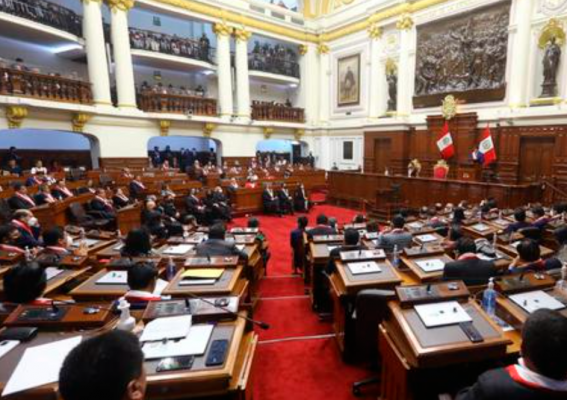 Congreso de Perú aprueba el adelanto de elecciones presidenciales para abril del 2024