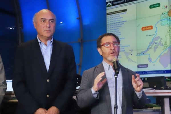<p>Eugenio Rodríguez, director de Clientes de Aguas Andinas; y Juan Carlos García, ministro de Obras Públicas.</p>