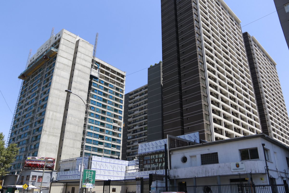 <p>Inmobiliarias vs municipalidad: la batalla por recepción de edificios en Estación Central</p>