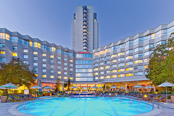 Exdueños de hoteles Atton regresan al rubro: compran Sheraton Santiago a fondo de LarrainVial