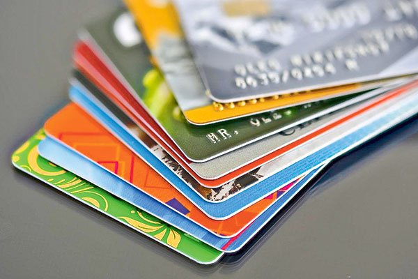 Los cheques se resisten a morir mientras crece uso de tarjetas