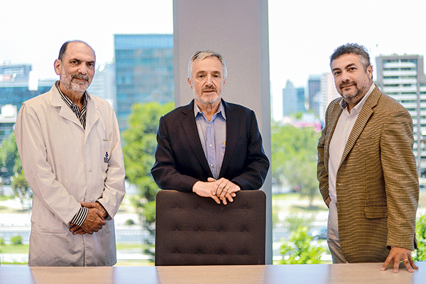 Dr. Rodrigo Castillo, director médico; Manuel Serra, gerente general, y Claudio Carcía, gerente comercial de Clínica Indisa. Foto: Julio Castro