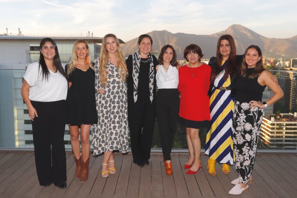 De izquierda a derecha: Camila Riquelme, Fernanda Yoma, Camila Andrade, Carolina Collantes, María Jesús Ibáñez, Soledad Recabarren, Loreto Pelegrí y Tiare Contador, todas del directorio de Women in Taxes. Antonia Serrano también integra el directorio.