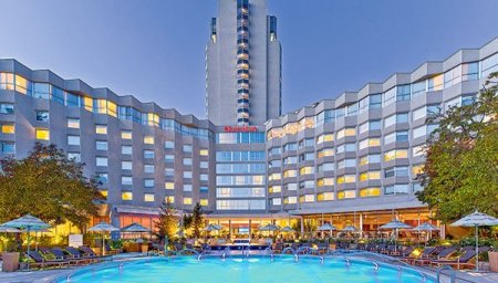 Exdueños de hoteles Atton regresan al rubro en Chile: compran Sheraton Santiago a fondo de LarrainVial