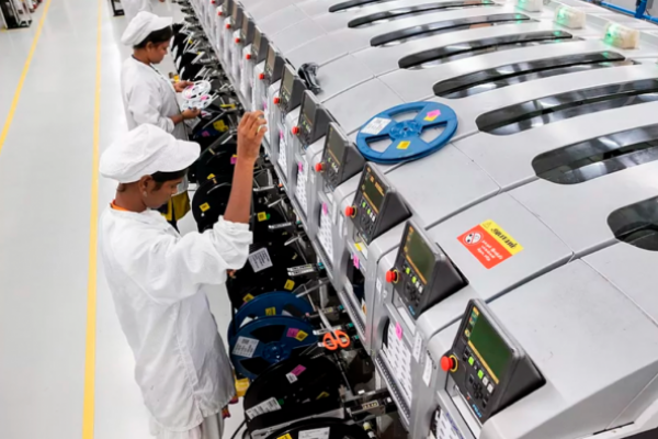 <p>El avance del Covid en China pone en jaque la producción de los iPhone y los ingresos de Apple</p>