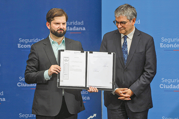 El Presidente Boric junto al ministro Marcel en la promulgación de la Ley de Presupuestos a comienzos de mes. Foto: Agencia UNO