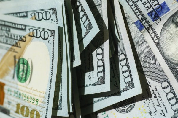 Dólar cierra a la baja cerca de $870 una sesión marcada por la reapertura de China