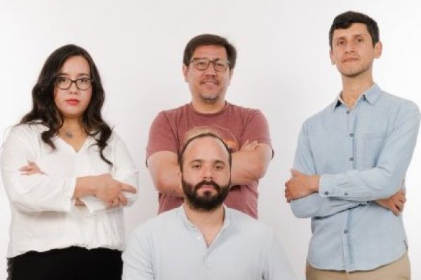 Bethzabeth Tapia, Pablo Aravena, Pablo Fuentealba (de pie), Cristóbal Hurtado (sentado).